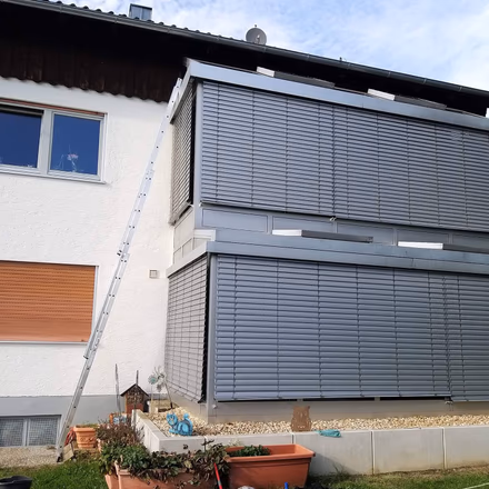 Frisch gereinigter Wohnraum mit glänzendem Boden nach einer Reinigung durch G&N Transporte in Straubing