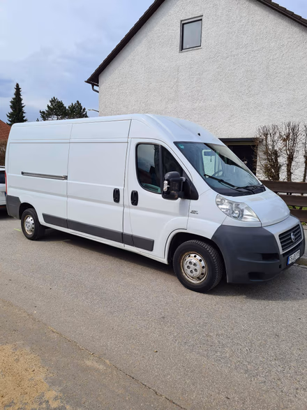 Transporter von G&N Transporte vor einem Wohnhaus während eines Umzugs in Straubing