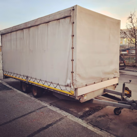 Möbelpacker von G&N Transporte tragen Möbel bei einem Umzug in Straubing