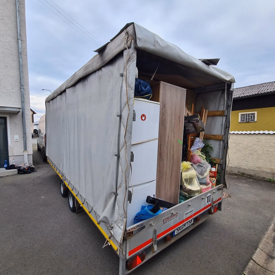 Möbelpacker von G&N Transporte beim Auf- und Abbau von Möbeln während eines Umzugs in Straubing