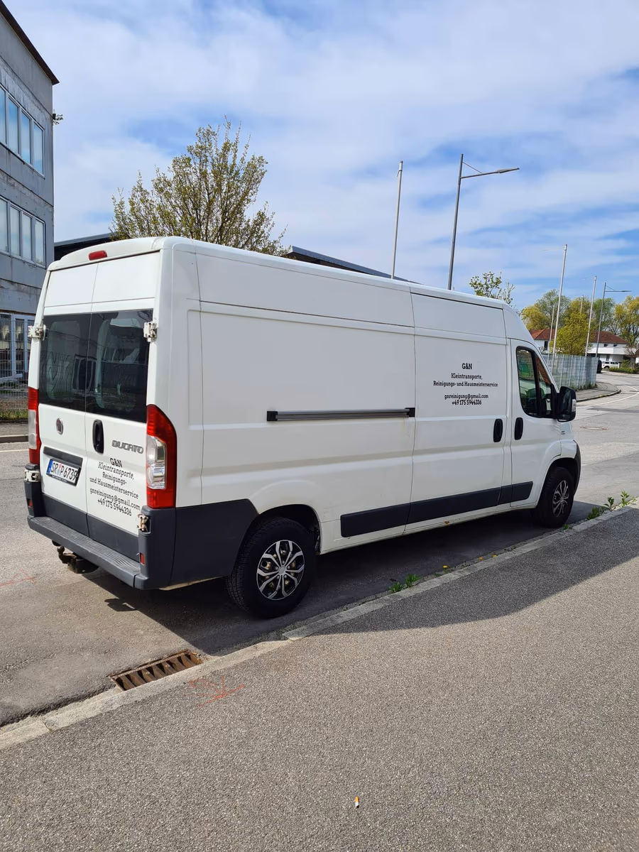 Der weiße Umzugswagen von G&N Transporte bereit für einen Umzug in Straubing und Niederbayern