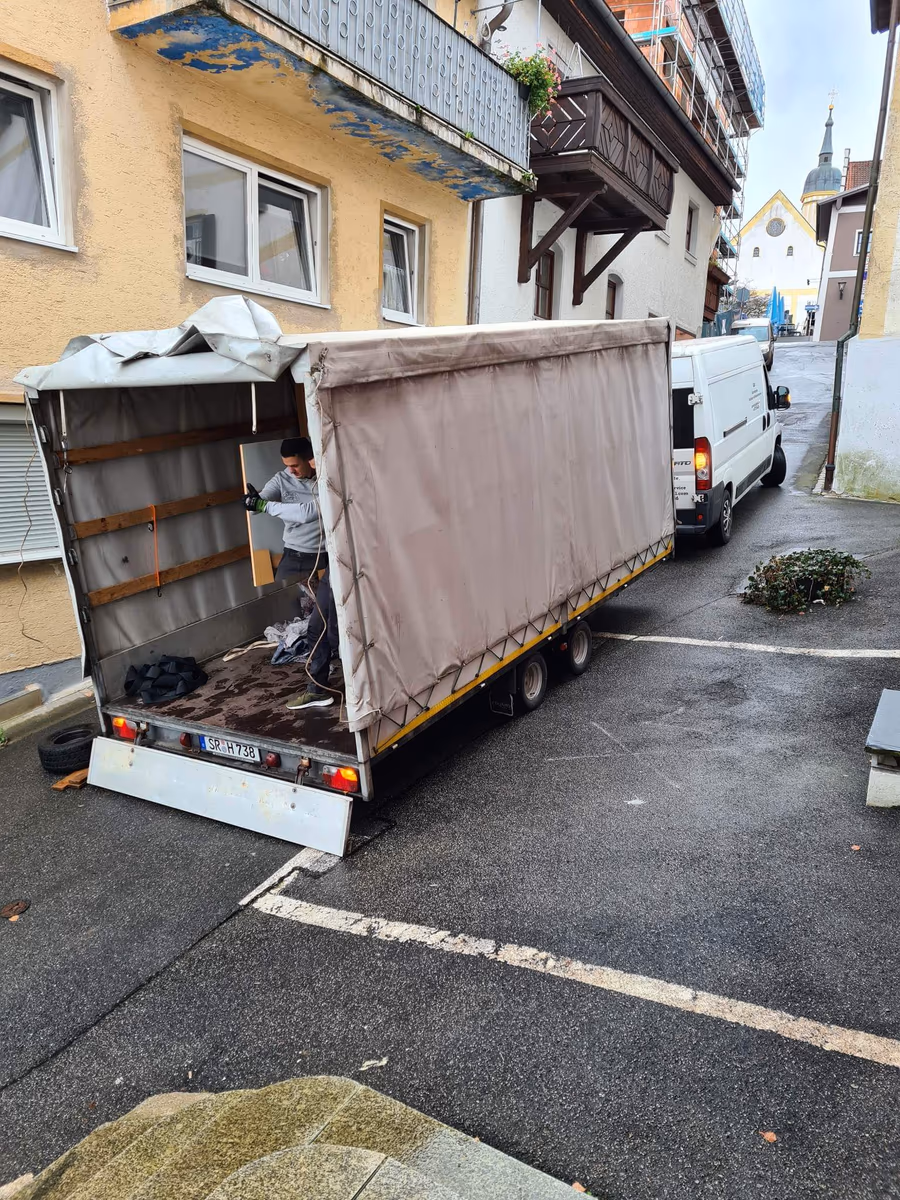 Beladener Anhänger von G&N Transporte bei einem Umzug in einer Straße in Straubing