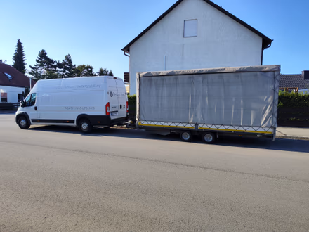 Transporter mit Planenanhänger von G&N Transporte bereit für einen Umzug in Straubing