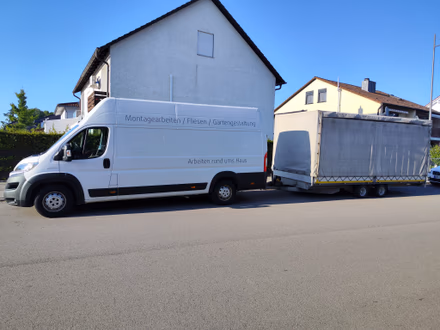 Umzugswagen mit Anhänger von G&N Transporte unterwegs zu einem Umzug in Niederbayern
