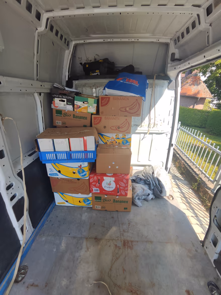 Mit Umzugskartons beladener Laderaum eines Transporters bei einem Umzug in Straubing