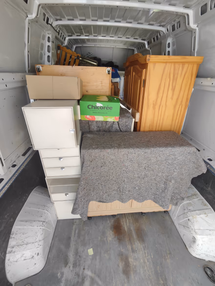 Mit Möbeldecken gesichertes Mobiliar im Umzugswagen von G&N Transporte in Niederbayern