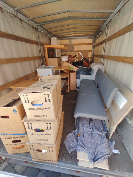 Umzugskartons und Möbel sicher im Anhänger verladen bei einem Umzug in Straubing
